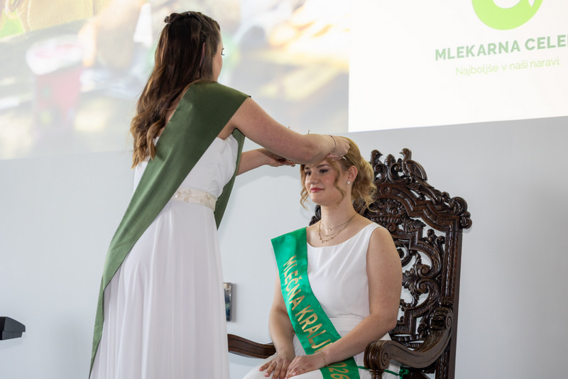 Naziv je novi Mlečni kraljici predala aktualna Mlečna kraljica Zelene Doline Slovenije 2025 Ana Stenovec