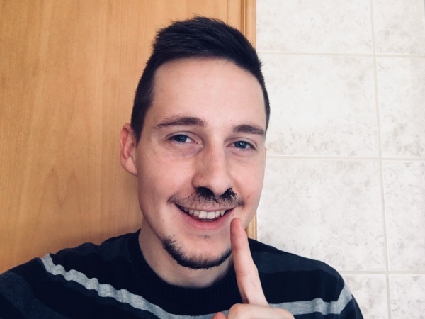 Sramne dlake, koruzni laski, tobak? Zagotovo cenejši od umetnih trepalnic.