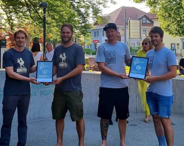 Naj piva Slovenije 2021  Pivovarna Rooster (levo) – po izboru pivoljubcev in Pivovarna Brewwood (desno) – po izboru novinarjev.  Fotografija: ZKŠT Žalec