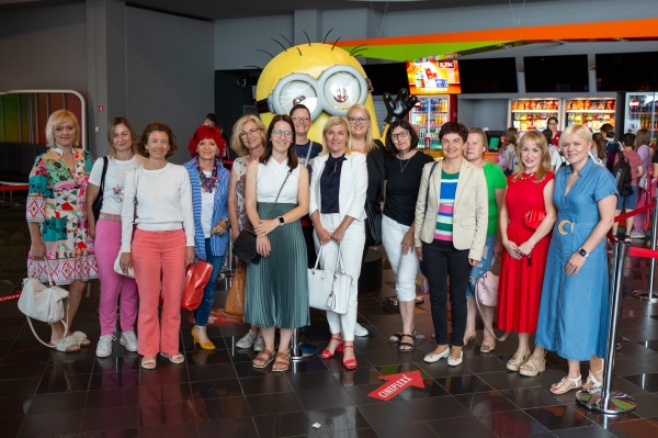 foto: Organizatorji tekmovanja in prireditve - predstavnice ZD Celje - z ravnateljicami sodelujočih osnovnih šol