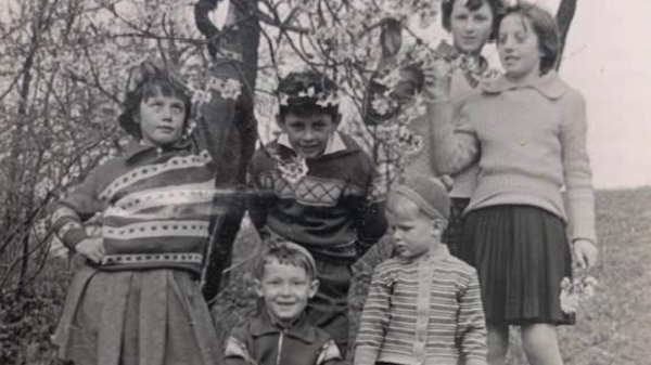 Vir slike na naslovnici: Pod cvetočo češnjo pri bloku Štore 77, na sedanji Udarniški ulici 4, okoli 1960 Hrani: Marjan Mačkošek