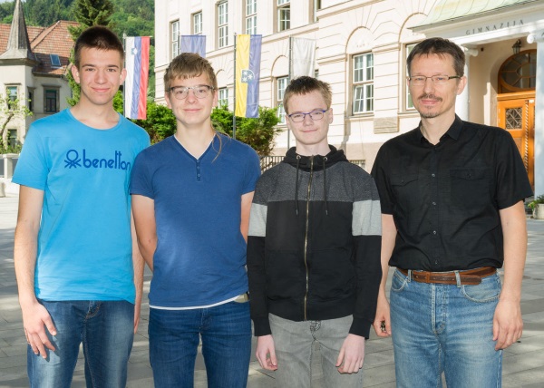 Na fotografiji (od leve): David Opalič, Lovro Drofenik, Luka Horjak in profesor Kristijan Kocbek (mentor).