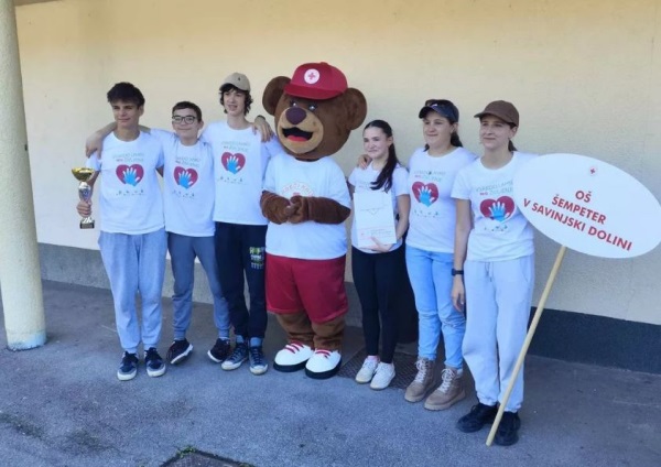 Zmagovalci Kevin Talovič, Vid Novak, Larisa Leš, Kati Sedminek, Maks Vasle in Nastja Ocvirk z medvedom Henrijem. Foto: RKS.
